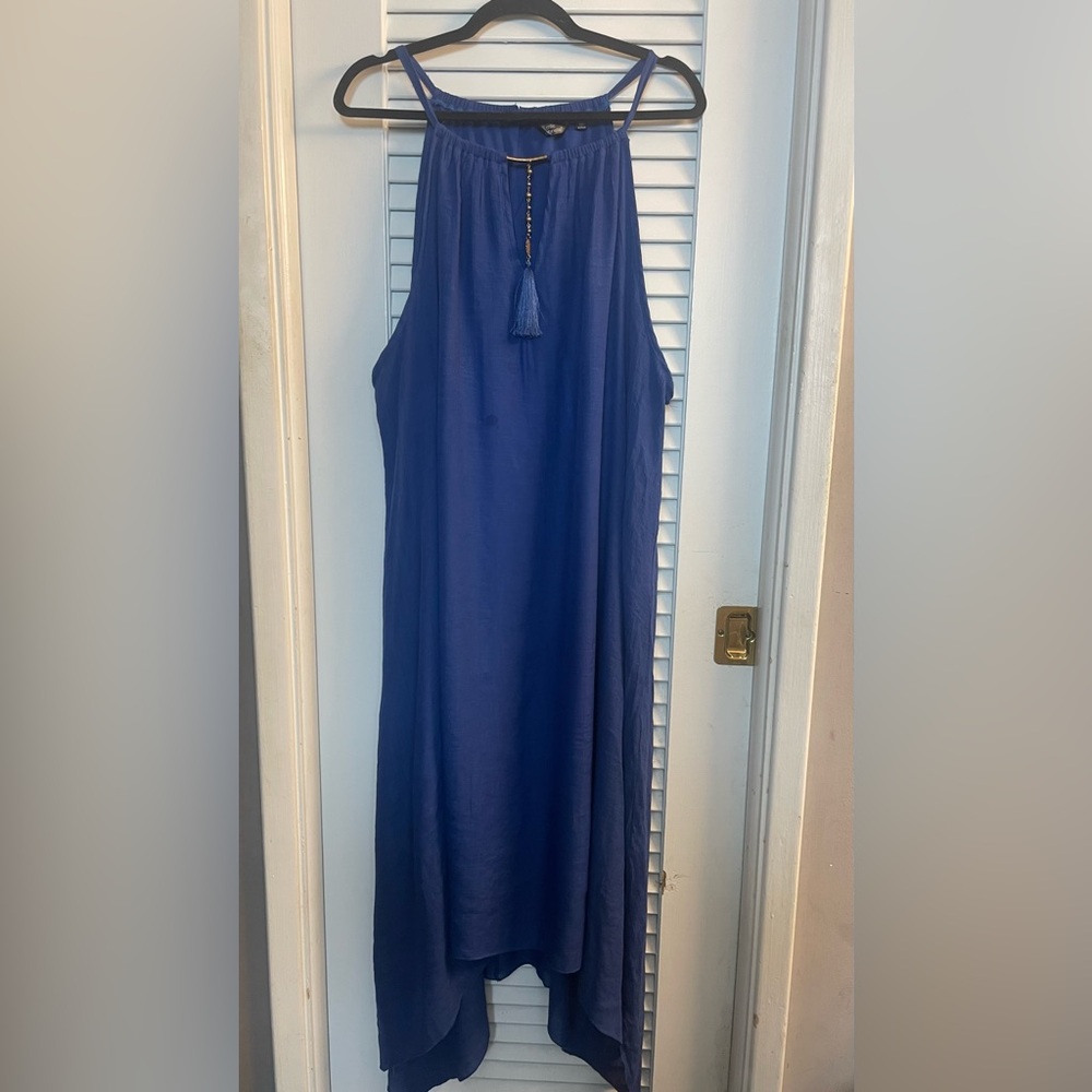 Mlle Gabrielle Size 3x XXXL, faux halter neckline
Lightweight Flowy Dress Lined